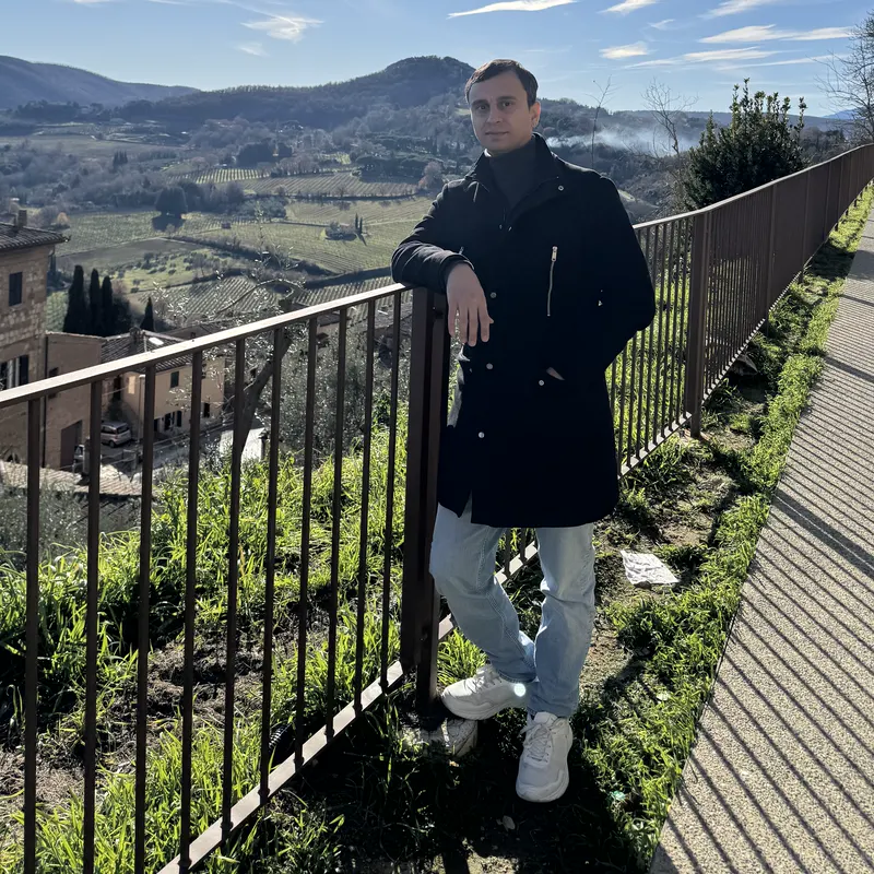 Abozar on a terrace above the Tuscan hills in Montepulciano