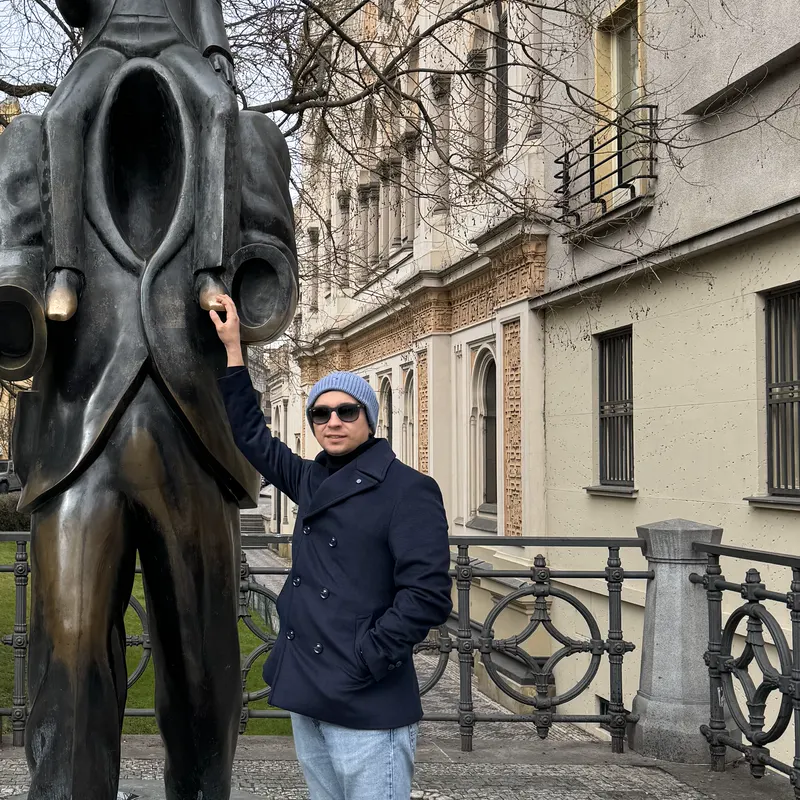 Abozar next to the bronze Franz Kafka statue in Prague